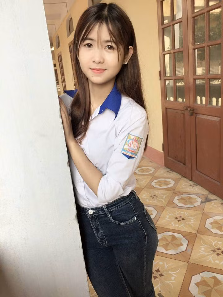 Dù có thế mạnh về ngoại hình, có số lượng người theo dõi trên Facebook rất đông đảo nhưng Thanh Thư chia sẻ rằng cô không hề có ý định "dấn thân vào showbiz" bởi những tài năng về nghệ thuật lại luôn là điểm yếu với cô nàng. Thanh Thư chỉ muốn mình có một cuộc sống đơn giản, đỗ vào một trường đại học bình thường, không cần lựa chọn cầu kỳ về mặt ngành nghề, chỉ quan trọng là có một cuộc sống ổn định, ít cạnh tranh và bon chen để bản thân có thể tận hưởng được nhiều điều. Ảnh trong bài: Facebook nhân vật.