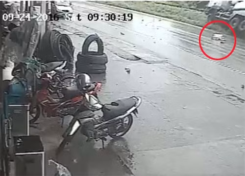 Am anh clip nguoi sang duong hai lan bi o to dam-Hinh-3