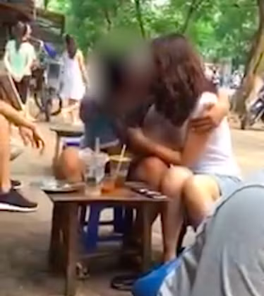 Nam sinh than nhien “so mo” ban gai trong lop gay choang-Hinh-3