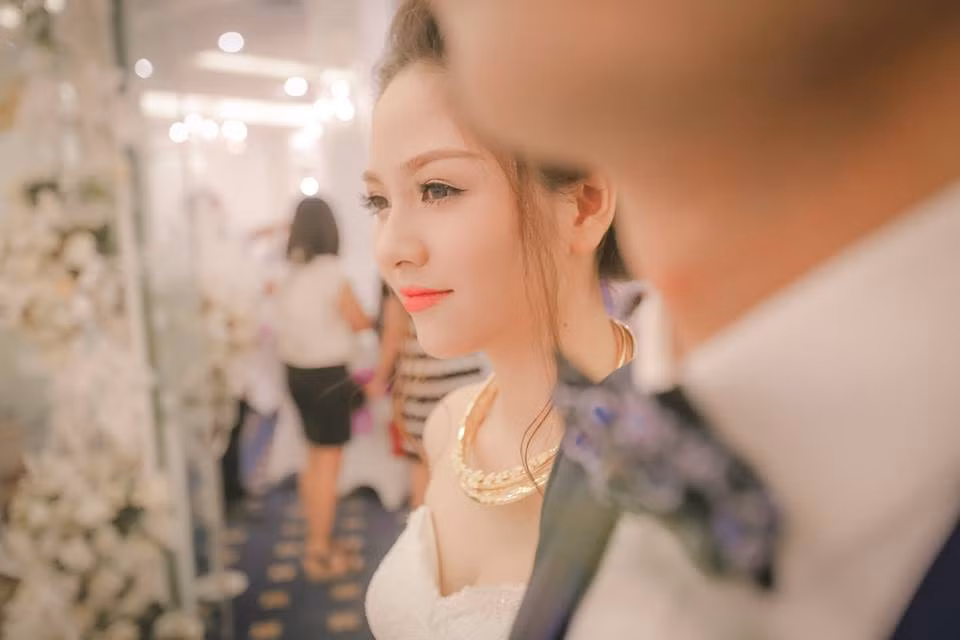 Hiện tại, những bức ảnh trong lễ thành hôn của Hiền Giang đang được chia sẻ nhanh chóng và nhận được sự quan tâm từ phía cộng đồng mạng với những lượt like và lời chúc phúc cho cô nàng và người bạn đời trẻ tuổi.