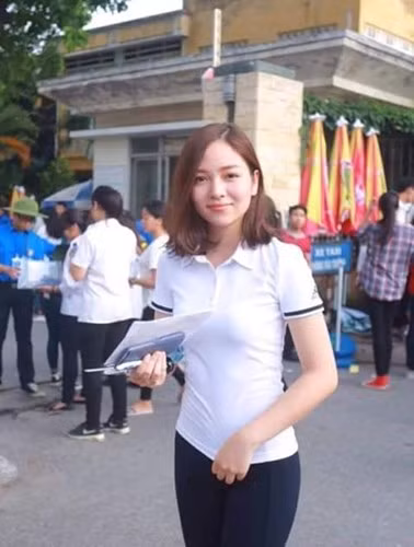 Tháng 7 vừa qua, thời điểm diễn ra kỳ thi đại học 2016, dân mạng Việt chắc hẳn đã rất ấn tượng với một nữ sĩ tử với bức ảnh chụp tại điểm thi trường Đại học Bách khoa, Hà Nội. Vì quá xinh đẹp, dễ thương và nổi bật nên hot girl thi Bách khoa đã gây thương nhớ cho biết bao dân mạng, chàng trai trẻ ngay từ cái nhìn đầu tiên. Xét về dung mạo, đây cũng là một trong những nữ sĩ tử nổi tiếng nhất trong kỳ thi đại học năm nay. Điều này khiến bản thân cô được nhiều người quan tâm, săn lùng thông tin.