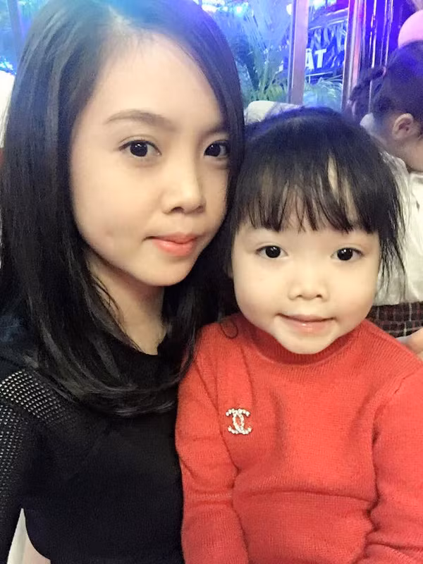 Bà cụ non 5 tuổi đang gây sốt mạng Việt là bé Trần Thùy Anh, sinh năm 2011, tên gọi ở nhà là Su-A. Người quay đoạn clip bé nói chuyện già đời là mẹ của bé, chị Nguyễn Ngọc Ánh, làm kinh doanh, sinh sống ở Hoàng Mai, Hà Nội. Theo lời kể của chị Ánh, khi cả nhà đang ngồi ăn tráng miệng bằng hoa quả, do chị ăn vội miếng to nên đã bị con gái nhắc nhở. Theo bé Su-A thì mẹ ăn miếng to như vậy trông "rất giống con trai", phải ăn miếng nhỏ, từ tốn mới "giống con gái".