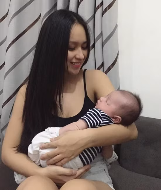 Bức ảnh nữ DJ xinh đẹp hạnh phúc bên cậu con trai nhận được nhiều lời khen ngợi và chúc mừng của đông đảo cộng đồng mạng. DJ Tít cho biết, do tạng người cô khá nhỏ, cùng với đó cô cũng khéo léo kết hợp trang phục nên nhiều người không nhận ra cô đang mang thai.