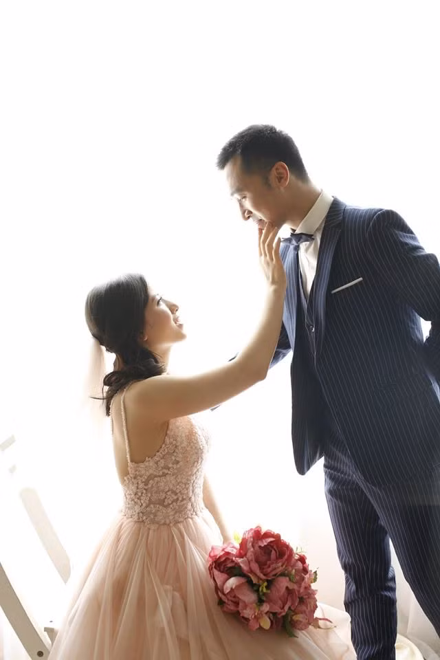 Ảnh cưới của cô giáo Kiều Trang và chồng nhận được nhiều lời chúc phúc và khen ngợi của gia đình, bạn bè và học viên. Ảnh trong bài: Facebook nhân vật.