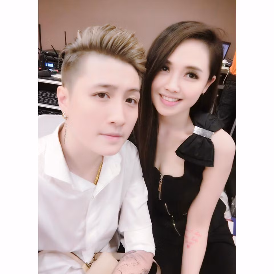 Theo đó, nữ MC VTV xinh đẹp vừa công khai chuyện cô yêu một người đồng tính - cũng là một nhân vật khá nổi tiếng trong cộng đồng giới trẻ Việt. Với một người được xem như nhân vật của công chúng, thường xuyên xuất hiện trong các chương trình của Đài truyền hình quốc gia, đã trải qua một lần hôn nhân đổ vỡ và đã làm mẹ nên việc công khai chuyện tình yêu đồng giới của Ngọc Trang cũng tạo ra không ít lời bàn tán, tranh cãi trên mạng xã hội. Tuy nhiên, bất chấp nhiều người còn chưa quen, chưa chấp nhận điều này, Ngọc Trang vẫn chỉ mong muốn được sống thật với cảm xúc, con người của mình.
