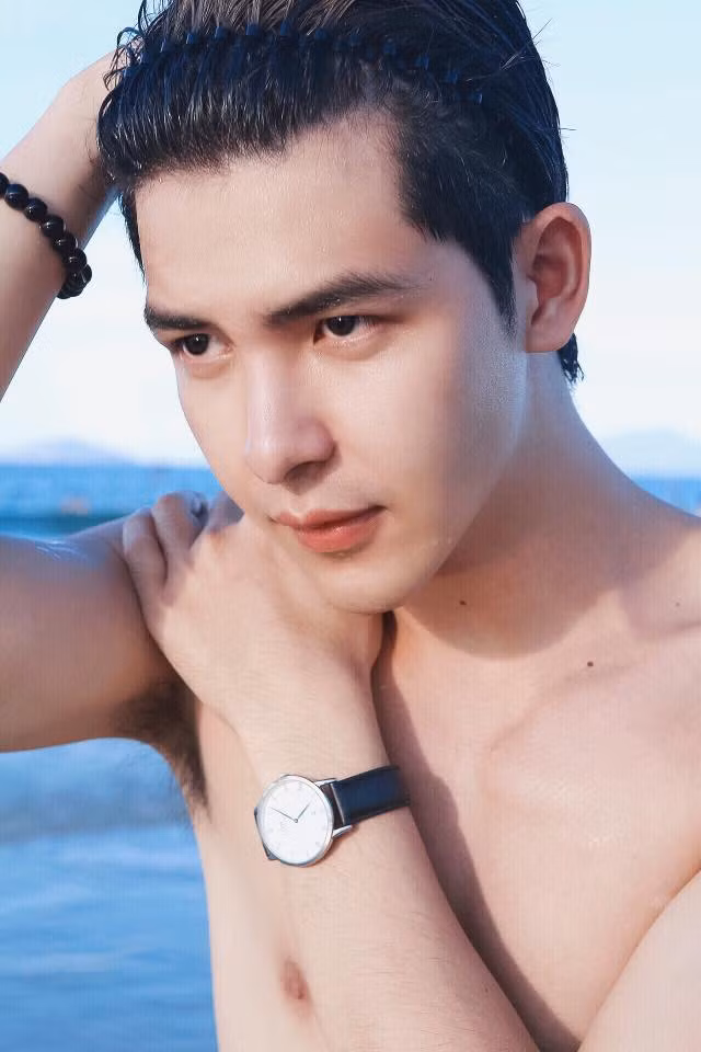 Đức Hiếu bật bí, anh chàng đam mê với mọi hoạt động nghệ thuật, hiện nay công việc mà mỹ nam trường Ngoại thương tạo được thành công vang dội nhất đó là làm người mẫu. Hàng loạt các show diễn thời trang lớn đều có sự góp mặt của anh chàng này.