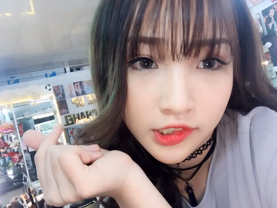 Nhận được sự quan tâm của mọi người khi còn khá sớm nhưng Nhật Hoa vẫn giữ thái độ khiêm nhường khi vướng phải các tin đồn không hay.