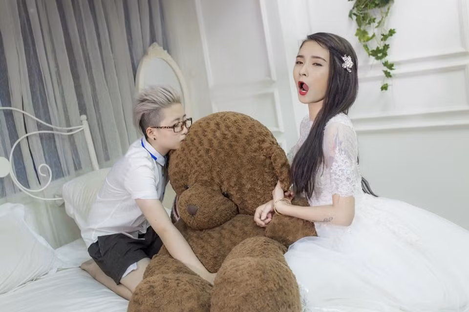 Vào cuối năm 2015, cặp đôi chính thức công khai yêu nhau và nhận được nhiều lời chúc phúc từ gia đình và người thân. Mỗi bức ảnh tình cảm của họ đều thu về lượng like khủng từ người hâm mộ. Thời gian sau đó, Vy và My chính thức về sống chung một nhà.