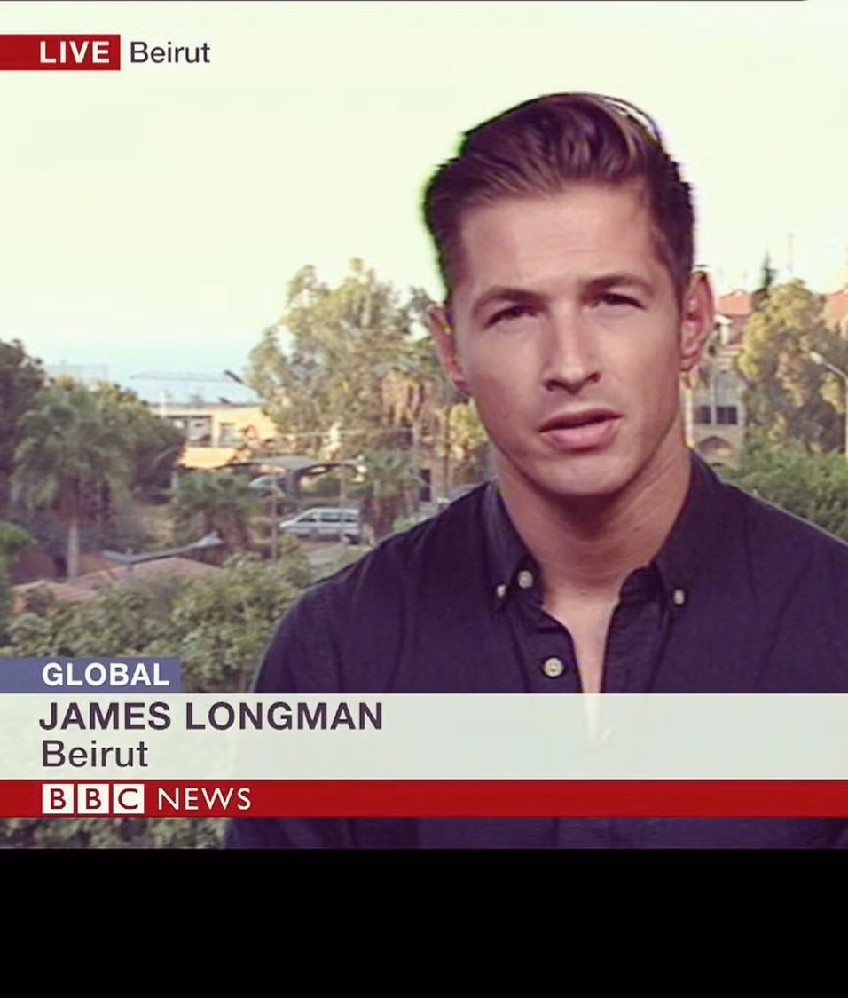 James Longman, 29 tuổi, người Anh, là phóng viên đài BBC thường trú ở Beirut, thủ đô của Liban. Gần đây, chàng phóng viên BBC siêu đẹp trai này đã tạo nên cơn sốt trên cộng đồng mạng nước Anh và châu Âu khi những hình ảnh của anh bất ngờ được một vài tài khoản Twitter chia sẻ liên tục. Vẻ ngoài vừa nam tính, mạnh mẽ vừa có chút lãng tử, hào hoa của James đã khiến các chị em như bị chinh phục ngay từ cái nhìn đầu tiên.