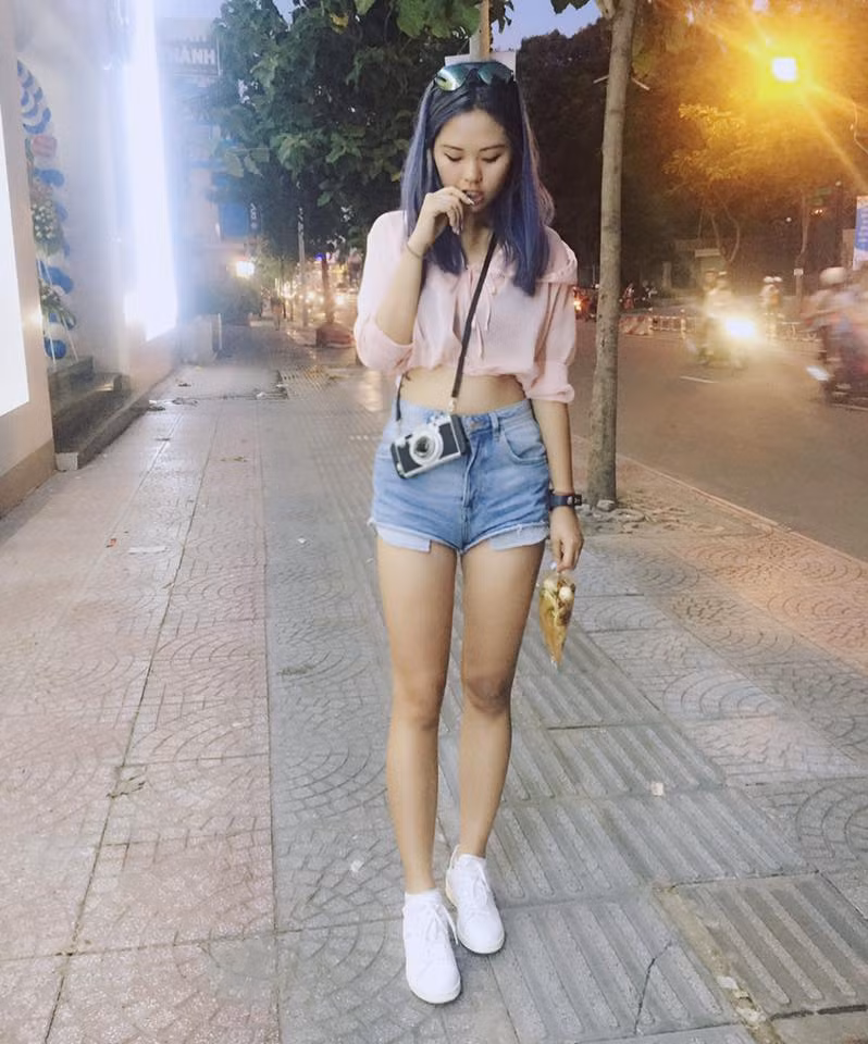 Hồng Nhung có sở thích diện quần sooc, khéo léo khoe đôi chân dài nuột nà, cùng với đó, thân hình săn chắc và số đo chuẩn từng cm cũng giúp cô tự tin diện mọi trang phục.