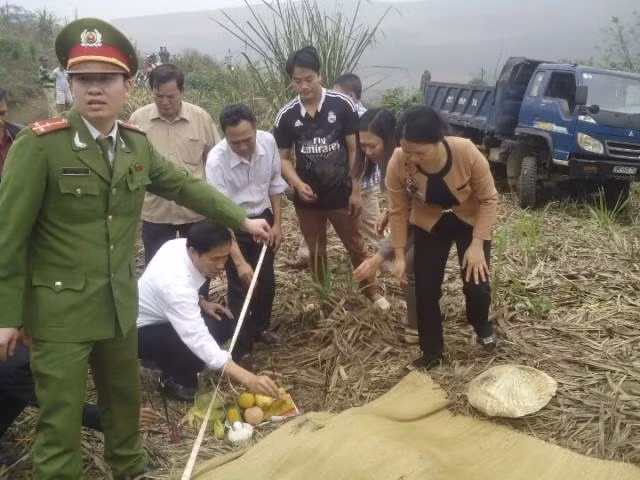 2. Xe tải bị tụt dốc: 1 người chết, 14 người bị thương Khoảng 6h30 sáng 20/3, xe tải do anh Hoàng Văn Sơn (trú tại xã Thạch Quảng, huyện Thạch Thành) điều khiển chở 27 người (gồm 24 nữ và 3 nam) đi chặt mía thuê tại huyện. Đến đồi mía thuộc thôn Thống Nhất (xã Thạch Tượng), anh Sơn dừng xe, ra hiệu cho mọi người trên xe xuống để vào chặt mía thì bất ngờ chiếc xe bị tụt dốc. Người trên xe vội nhảy khỏi thùng xe nhưng nhiều người bị xe tải cán. Hậu quả, bà Hà Thị Đình (trú tại xã Thạch Quảng) tử vong tại chỗ; 14 người cùng huyện Thạch Thành bị thương nặng.
