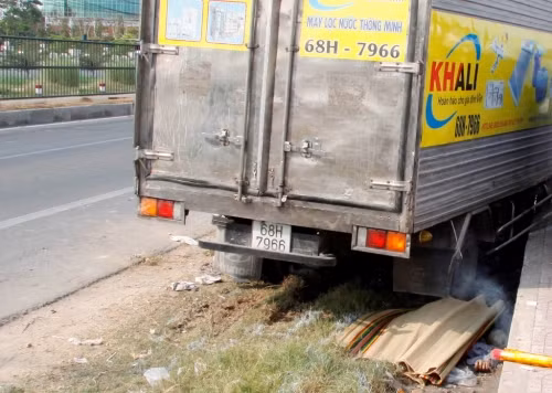 9. Chồng bị xe tải đâm chết thảm khi đi đón vợ Khoảng 14h ngày 23/3, xe tải BKS 68H–7966 (chưa xác định danh tính tài xế) lưu thông trên QL 1A. Đến đoạn cầu vượt Khu công nghiệp Hòa Phú (xã Hòa Phú, huyện Long Hồ, tỉnh Vĩnh Long) thì bất ngờ xe tải trên lao tới từ phía sau cuốn cả người và xe máy anh Võ Văn Ph. (ngụ huyện Tam Bình, Vĩnh Long) vào gầm làm nạn nhân tử vong tại chỗ.