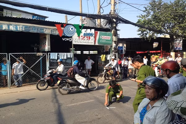 13. Cô gái bị xe container cán tử vong Khoảng 14h50 chiều 25/3, cô gái (khoảng 25 tuổi) điều khiển xe tay ga BKS 59B1 - 009.17, lưu thông trên đường Tây Hoà hướng từ xa lộ Hà Nội về đường Đỗ Xuân Hợp. Khi đến giao lộ với đường số 96 (phường Phước Long A, quận 9, Tp.HCM) thì không may té ngã xuống đường. Lúc này, xe container BKS 51C - 287.38, chạy theo hướng ngược lại. Tài xế không xử lý kịp làm bánh xe cán qua khiến nạn nhân tử vong tại chỗ.