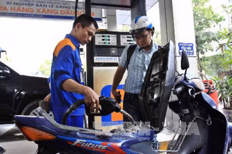 3. Giá xăng tăng 670 đồng/lít Từ 16h30 hôm nay, các doanh nghiệp kinh doanh xăng, dầu đầu mối điều chỉnh tăng giá bán lẻ xăng và dầu diesel. Cụ thể, giá bán lẻ xăng RON 92 tăng 670 đồng/lít, xăng E5 tăng 570 đồng/lít,giá dầu diesel 0.05S cộng 293 đồng/lít, riêng giá dầu hỏa và dầu mazút giữ nguyên.