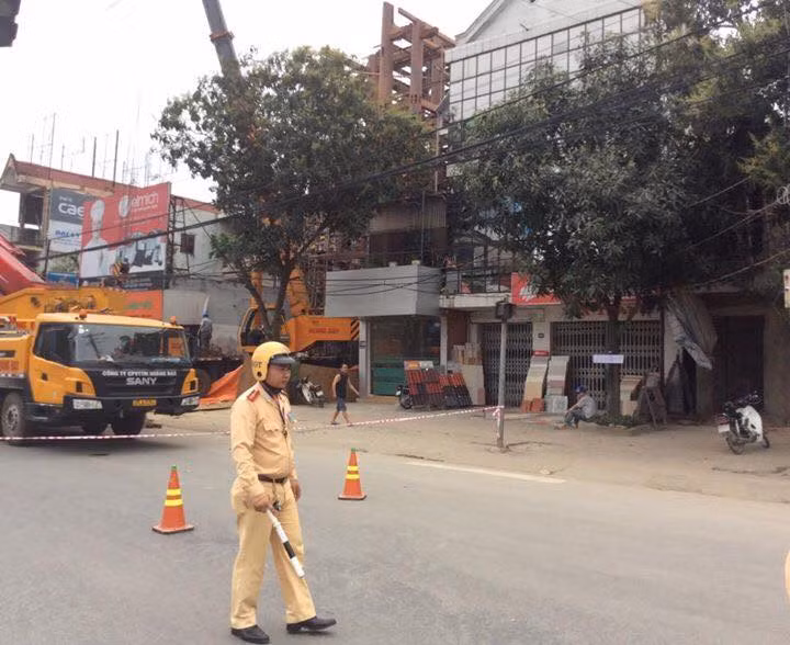 9. Lãnh đạo công an lên tiếng vụ CSGT chặn đường cho đại gia dựng nhà Xuất hiện nhiều tấm hình CSGT Công an TP Hà Tĩnh đứng ra ngăn đường, phía sau là xe cẩu đang cẩu những khúc gỗ dài, với thông tin cho rằng cho rằng, CSGT ra chặn đường để bảo vệ cho “đại gia” dựng nhà gỗ trên mạng xã hội, lãnh đạo Công an TP Hà Tĩnh khẳng định: Không có chuyện lãnh đạo Công an thành phố chỉ đạo hay cho chiến sỹ CSGT ra bảo vệ cho gia đình vị "đại gia" kia thi công. Thực chất, lực lượng CSGT đến phân luồng để đảm bảo ATGT, tránh nguy hiểm cho người và phương tiệnđang lưu thông.