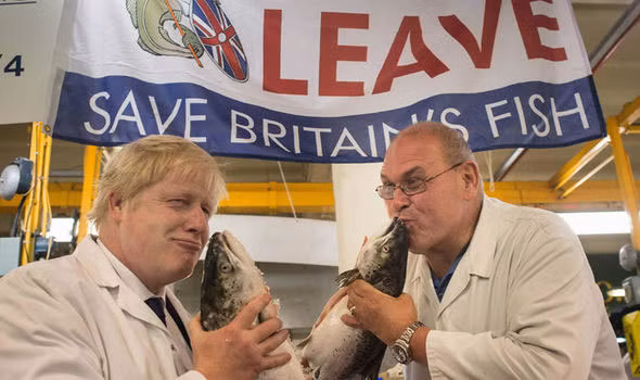 Hai nghị sỹ tới chợ cá Billingsgate vận động mọi người rời EU.