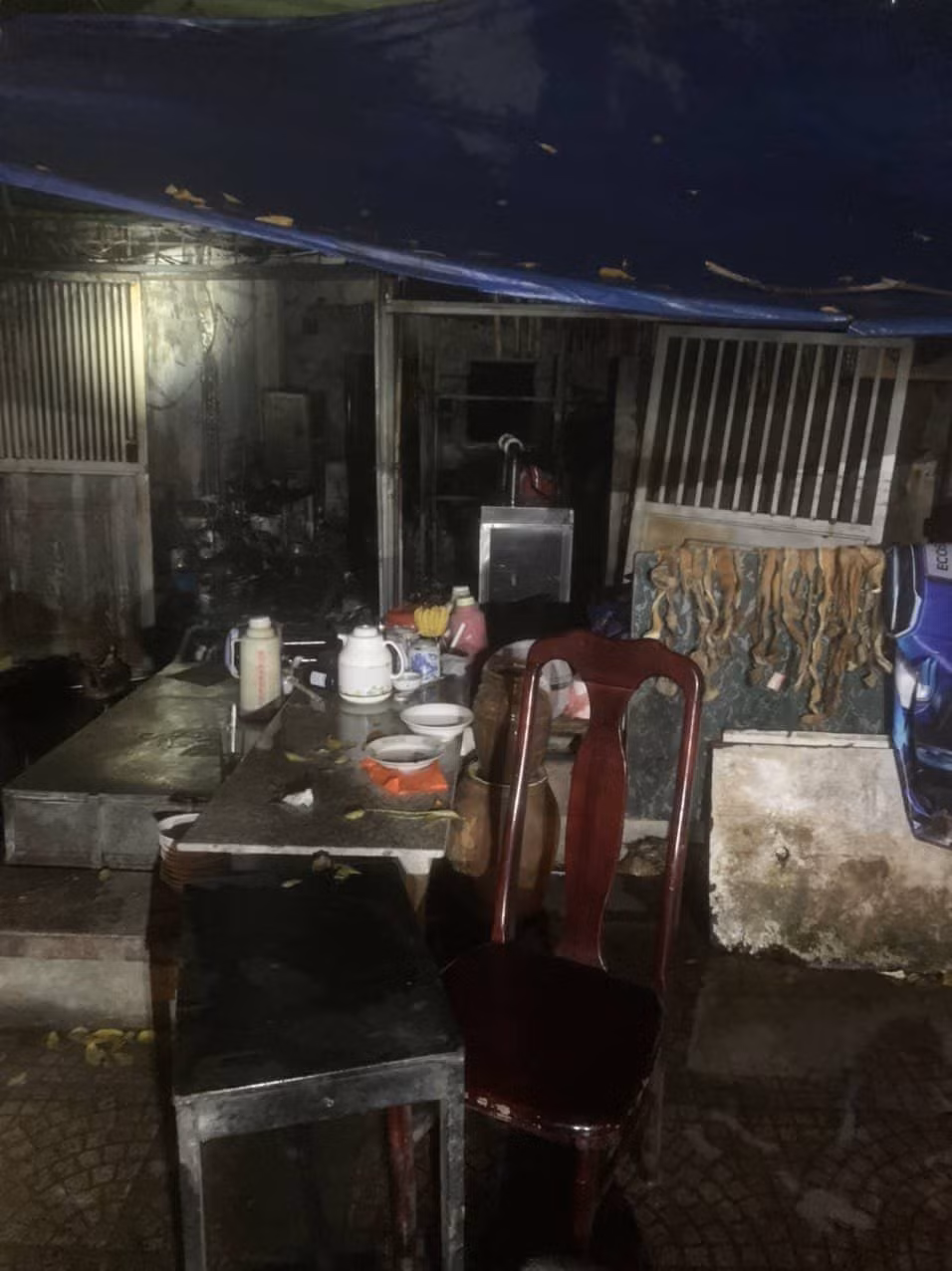 Đến 1h18 cùng ngày, lực lượng Cảnh sát Phòng cháy chữa cháy và Cứu nạn cứu hộ đã tiếp cận hiện trường, vụ cháy được xác định xảy ra tại tầng 1 nhà bà Đoàn Thị M. (tiếp giáp nhà B9 tập thể Kim Liên).