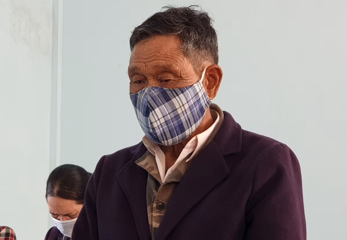  Ông lão U90 hiếp dâm bé gái xin ngủ nhờ: Cháu H. (SN 2010), đi qua nhà MLom (SN 1932, trú tại xã Trang, huyện Đak Đoa, Gia Lai) chơi và xin ngủ nhờ. Sau đó, MLom nảy sinh ý định muốn giao cấu và nói sẽ cho tiền H. rồi MLom đã 2 lần thực hiện hành vi giao cấu với cháu H. Ngày 20/9/2021, TAND tỉnh Gia Lai đã tuyên phạt bị cáo MLom 13 năm tù về tội Hiếp dâm người dưỡi 16 tuổi.