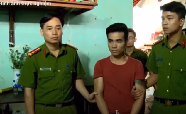 Dư khai, quen anh Hòa trong những lần đi bán hàng rong tại các hội chợ, khoảng 20h ngày 7/7/2018, Dư và anh Hòa cùng về nhà anh Hòa tại TP Vĩnh Yên để ngủ. Tại đây, Dư đòi số tiền 15 triệu đồng anh Hòa vay, nhưng anh không có tiền để trả.