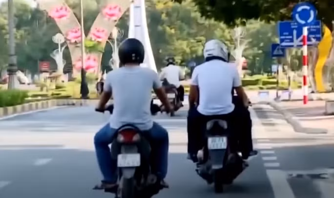 Tập trung điều tra, Ban chuyên án nhận định, hung thủ có thể là người quen với anh Hòa. Hơn 100 CBCS Công an tỉnh Vĩnh Phúc đã được tung đi khắp 25 tỉnh phía Bắc tập trung xác minh các mối quan hệ của nạn nhân, nhưng những người có liên quan tới Hòa cũng di động theo các hội chợ ở khắp nơi.