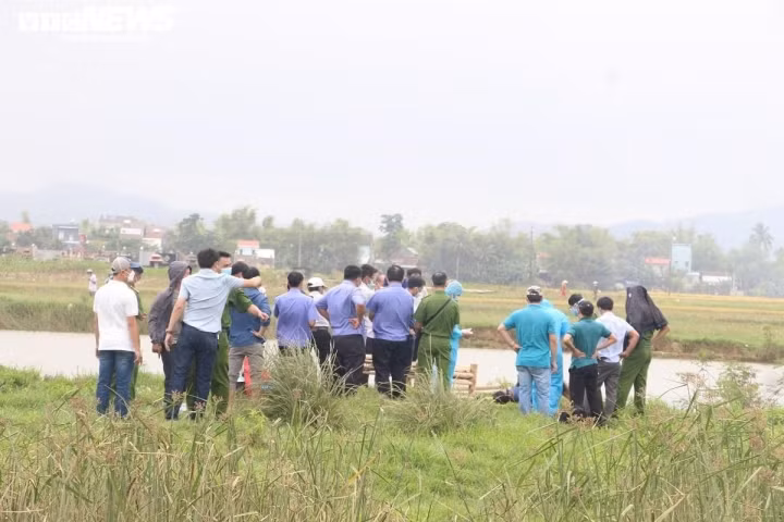  Phát hiện thi thể người đàn ông bị trói chân, tay nổi trên sông: Sáng 20/4, trên sông Gò Tre thuộc xã Tam Thăng, TP Tam Kỳ, tỉnh Quảng Nam, người dân phát hiện thi thể ông Huỳnh Xược (52 tuổi, trú thôn Thái Nam) bị trói chặt chân, tay nổi trên mặt nước. Nạn nhân bị bệnh tâm thần, thường hay bỏ nhà đi. 