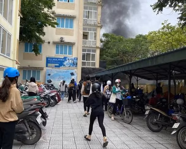  Trường Đại học du lịch bốc cháy, hàng trăm cán bộ sinh viên bỏ chạy: Sáng 20/4, tại căn phòng kho của trường Đại học Du Lịch (thuộc Đại học Huế, địa chỉ tại đường Lâm Hoằng, TP Huế) xảy ra cháy, khói bốc lên cao hàng chục mét khiến hàng trăm cán bộ sinh viên hốt hoảng tháo chạy ra ngoài. Vụ cháy không gây thiệt hại về người nhưng nhiều tài sản bị thiêu rụi. 