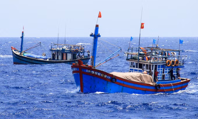 Thiết bị đầu cuối vệ tinh phục vụ mục đích giám sát hành trình tàu cá; thiết bị vô tuyến điện hoạt động trên các băng tần quy hoạch cho phương tiện nghề cá đặt trên tàu. Máy phát dự phòng có cùng tần số phát, cùng vị trí ăng ten và công suất phát ERP nhỏ hơn hoặc bằng máy phát sóng chính đã được cấp phép. Thông tư 11/2022/TT-BTC có hiệu lực từ ngày 01/5/2022. (Ảnh minh họa) 