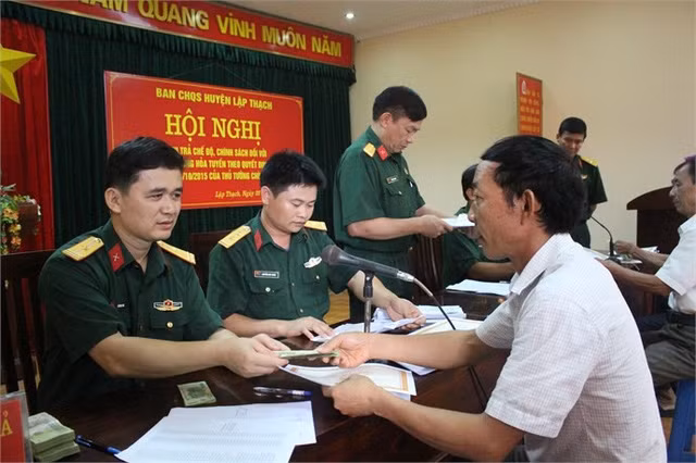  Tăng mức trợ cấp hàng tháng đối với quân nhân xuất ngũ: Tăng mức trợ cấp hàng tháng đối với quân nhân xuất ngũ là nội dung được đề cập tại Thông tư 22/2022/TT-BQP quy định về điều chỉnh trợ cấp hằng tháng đối với quân nhân, người làm công tác cơ yếu hưởng lương như đối với quân nhân đã phục viên, xuất ngũ, thôi việc. Theo đó, từ ngày 1/1/2022, điều chỉnh tăng thêm 7,4% trên mức trợ cấp hằng tháng của tháng 12/2021. (Ảnh minh họa) 