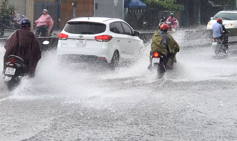 Mưa lớn xảy ra ở hầu hết các quận huyện TP HCM và cả khu vực Nam Bộ chiều 4/6.