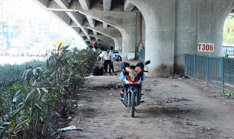 Gầm cầu, bóng cây hay bất cứ bóng râm nào cũng là cứu cánh cho người lao động có việc phải đi lại ở Hà Nội trong đợt nắng nóng lịch sử này.