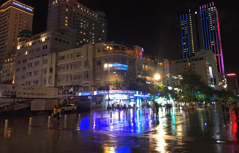 Phố đi bộ Nguyễn Huệ thưa thớt du khách...