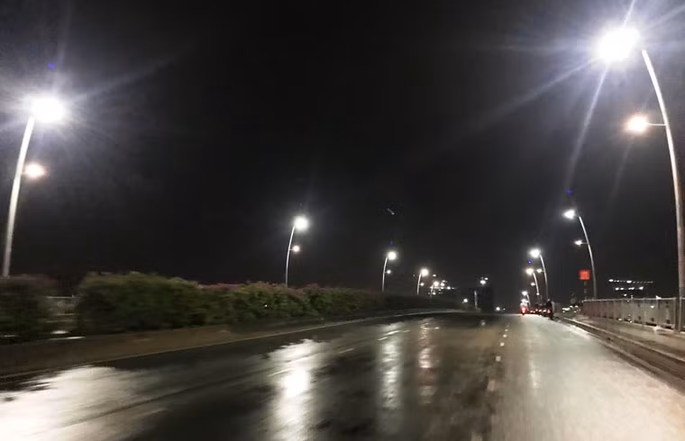 Mới hơn 19h đêm chủ nhật 4/6 nhưng nhiều tuyến đường ở Sài Gòn vắng bóng người qua lại.