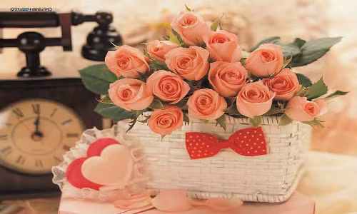 Bày hoa tươi: Nếu muốn đỏ tình đỏ vận bạn có thể đặt một bình hoa hồng tươi có màu hồng phấn hoặc màu đỏ vào phòng ngủ. Nhưng không nên chọn hoa có mùi thơm vì sẽ không có lợi cho sức khỏe đặc biệt là giấc ngủ.