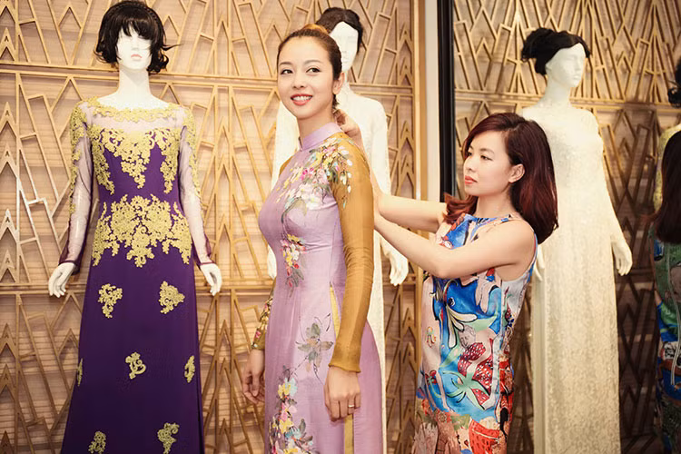 Jennifer Phạm cũng tranh thủ nhờ NTK Liên Hương may trang phục chuẩn bị cho một chương trình sắp tới đây.