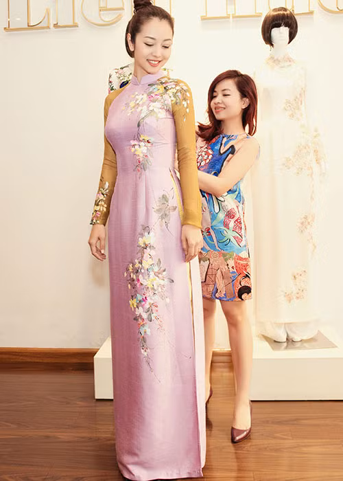 Jennifer Phạm và bạn nhảy còn được mời chụp hình cho bộ sưu tập Vườn Xuân của NTK Liên Hương trong dịp Tết sắp tới.