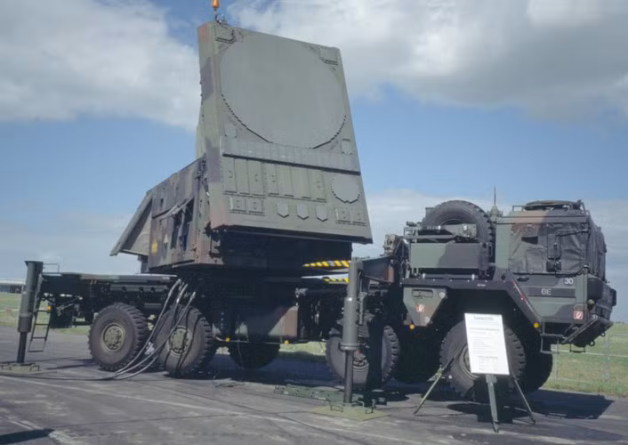 Ngoại trừ hình dáng xe phóng và radar điều khiển hỏa lực, nhà sản xuất Lockheed Martin đã thiết kế lại gần như toàn bộ các hệ thống bên trong.