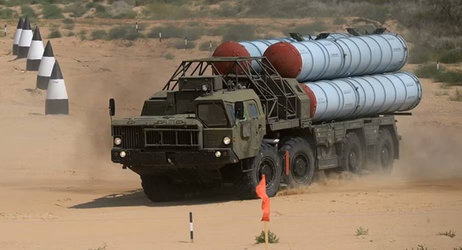 Tiếp theo Nga đã nâng cấp tổ hợp S-300PM của Syria lên ngang chuẩn S-300PMU-2 Favorit với nhiều khí tài của S-400 Triumf, đây được xem là bản S-300 xuất khẩu tốt nhất thế giới.