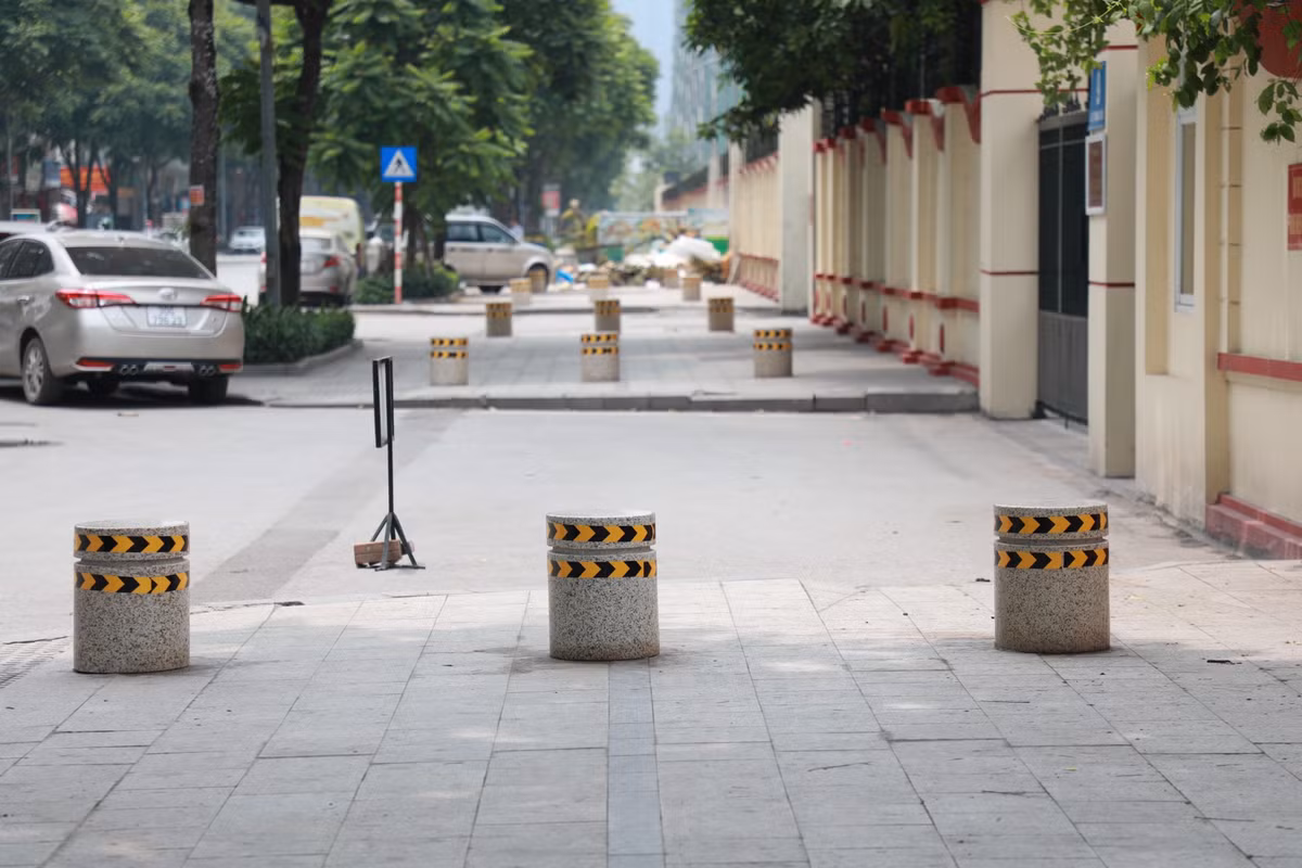 Mới đây, UBND phường Khương Mai (quận Thanh Xuân, Hà Nội) đã triển khai lắp đặt gần 50 trụ đá dọc vỉa hè trên phố Lê Trọng Tấn để ngăn chặn tình trạng các phương tiện dừng, đỗ sai quy định, trả lại không gian thông thoáng cho người đi bộ.