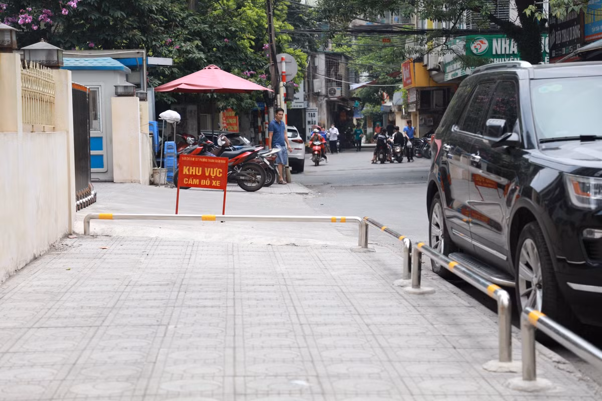 Rào chắn vỉa hè tại ngõ 477 đường Nguyễn Trãi.