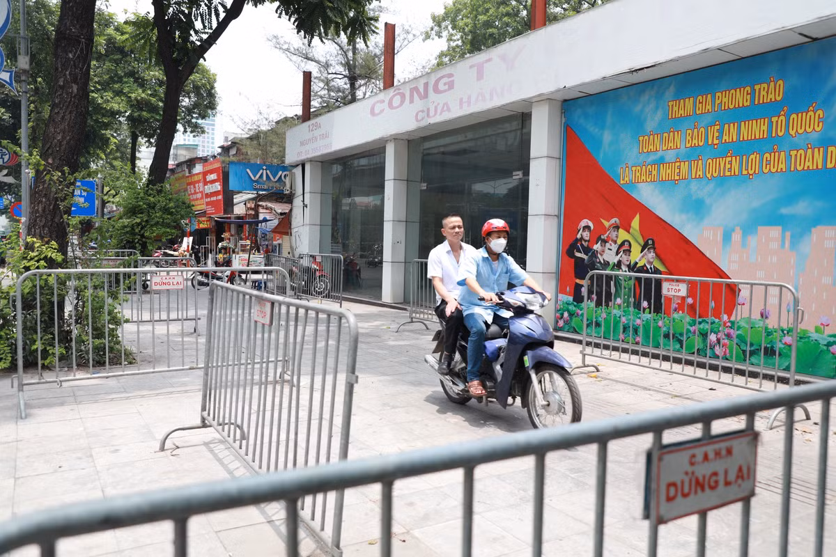 Tại khu vực vỉa hè trước cửa số nhà 129 đường Nguyễn Trãi (phường Thượng Đình, quận Thanh Xuân) lực lượng chức năng đã cho đặt barie để ngăn các phương tiện dừng đỗ, lấn chiếm vỉa hè. Tuy nhiên, nhiều xe máy vẫn đi lên vỉa hè.