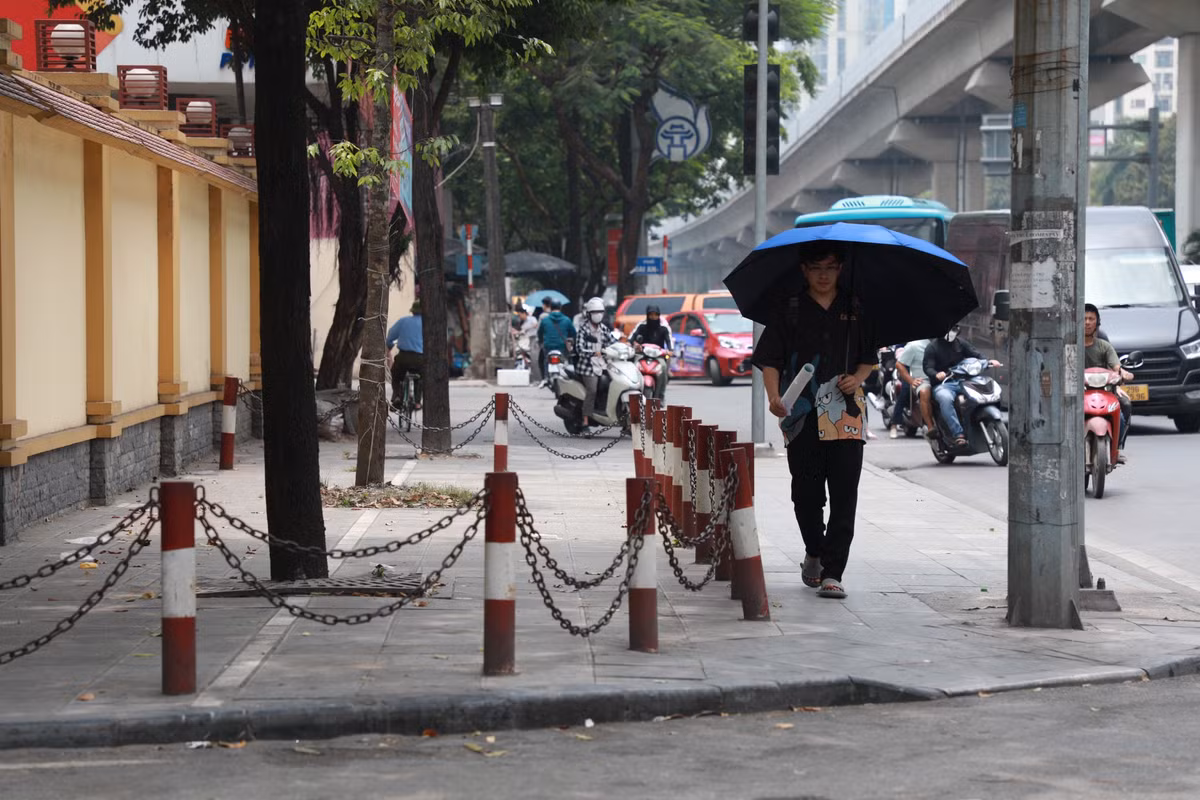 Tại đường Trần Phú (phường Văn Quán, quận Hà Đông) khu vực vỉa hè Học viện An ninh Nhân dân cũng được dựng rào sắt.