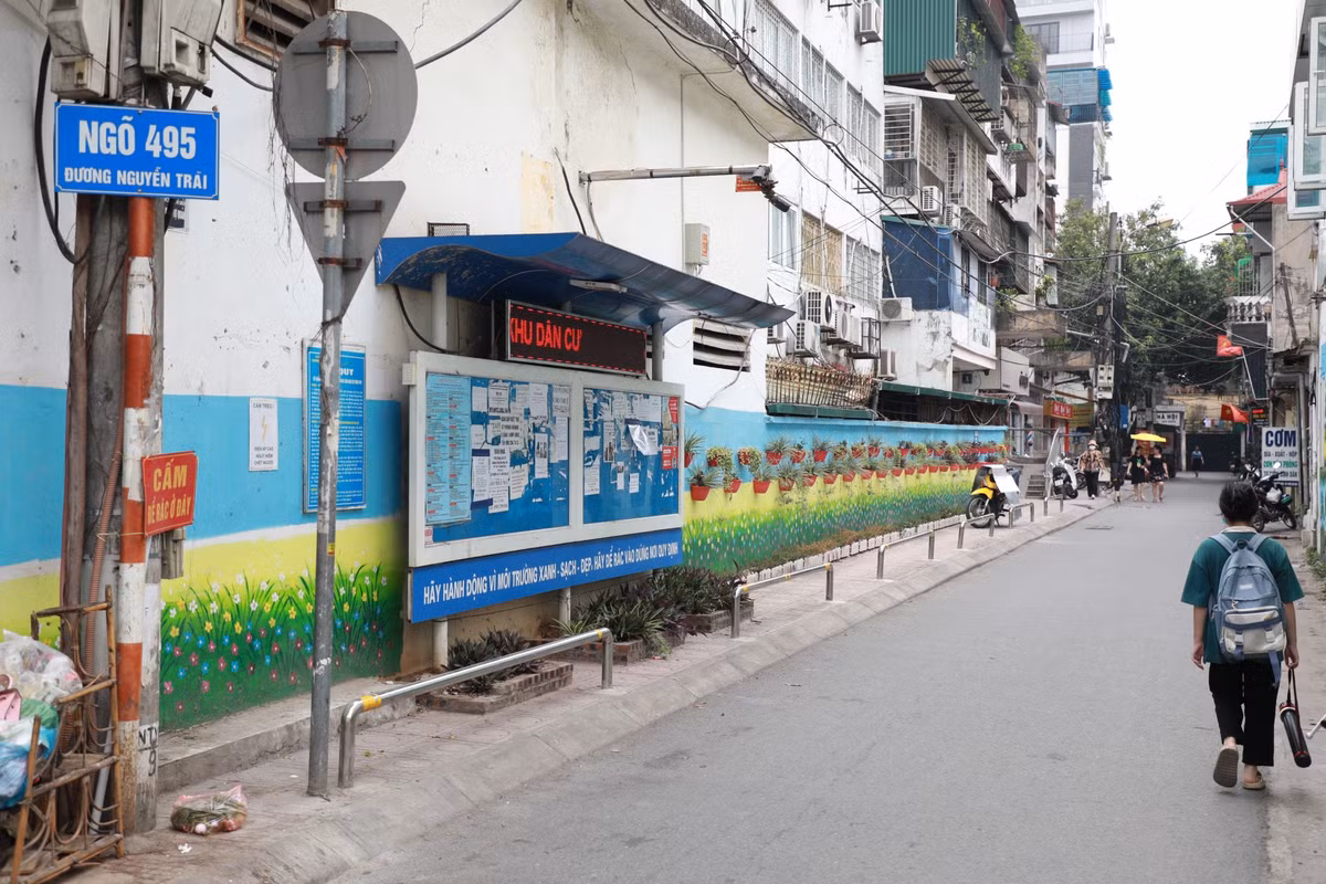 Tại ngõ 495, 477, 475 đường Nguyễn Trãi (phường Thanh Xuân Nam, quận Thanh Xuân) cũng được lực lượng chức năng cho dựng hàng rào bằng inox để ngăn các phương tiện dừng, đỗ.