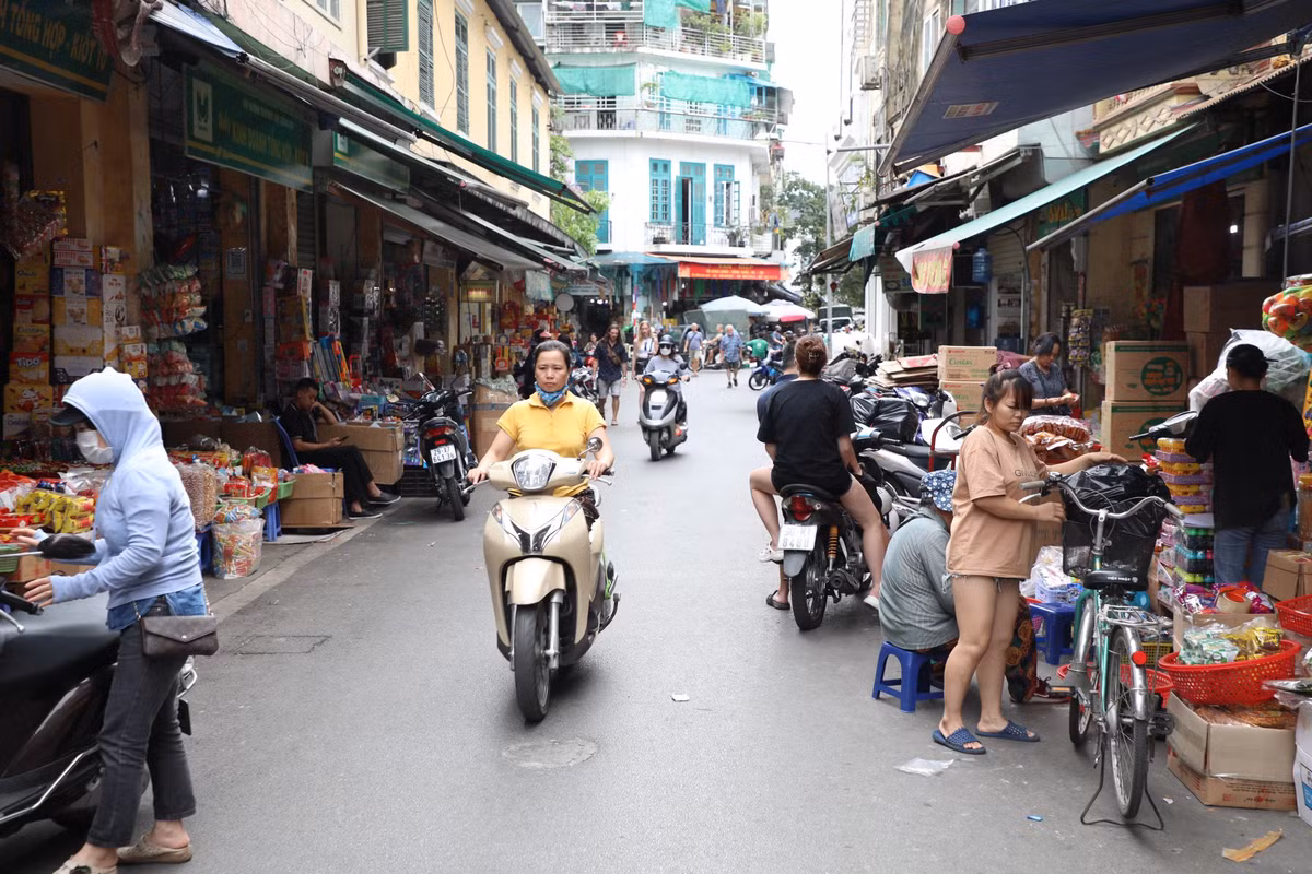 Lòng, lề đường tại phố Hàng Giầy bị các hộ kinh doanh bày tràn lan các mặt hàng.