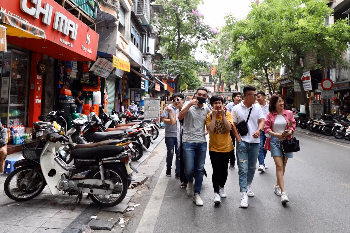 Người đi bộ buộc phải đi xuống lòng đường tại phố Hàng Chiếu.