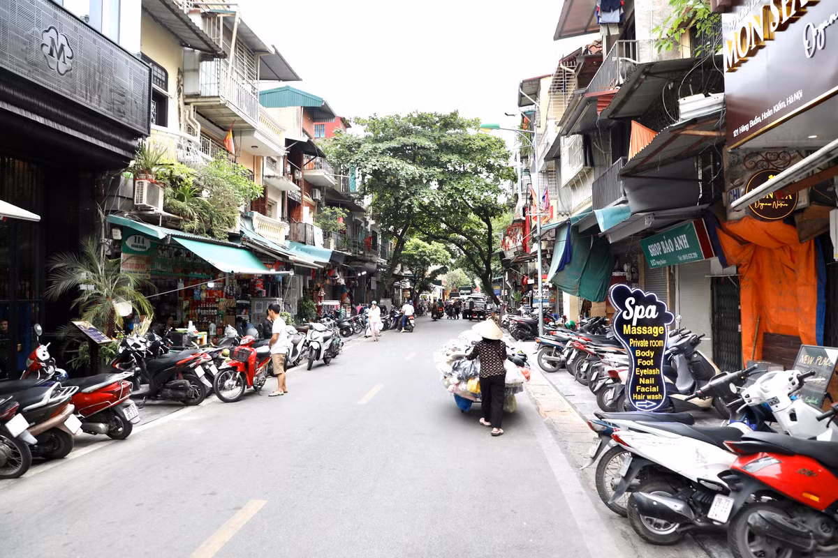 Tại phố Hàng Buồm, vỉa hè cả 2 bên đường đều bị chiếm dụng làm nơi đỗ xe.