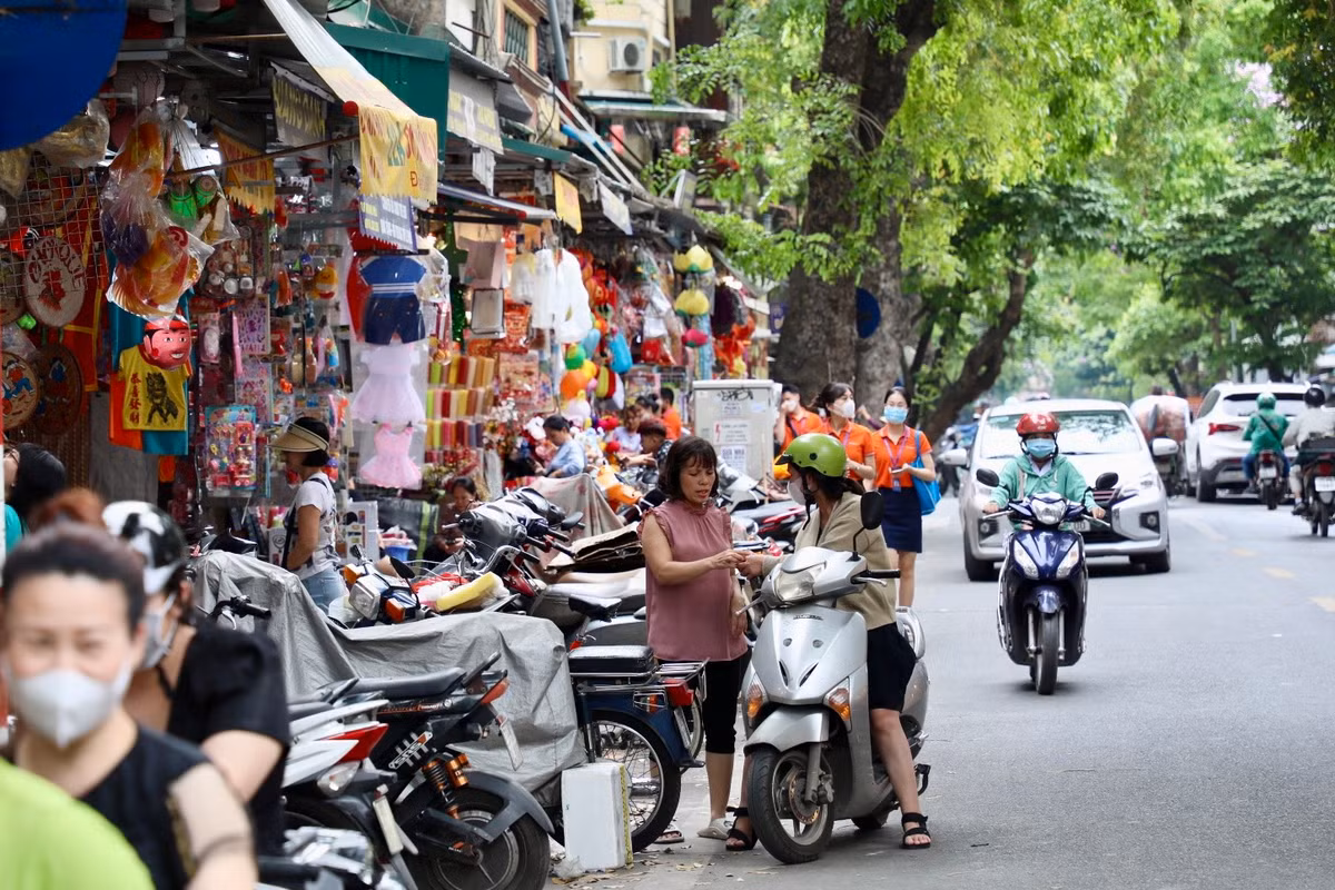 Tại phố Hàng Mã, hàng hóa vẫn bị bày bán tràn lan ra vỉa hè. Có thể thấy tình trạng hàng hóa, xe máy chiếm toàn bộ vỉa hè là tình trạng chung phổ biến tại khu vực phố cổ.