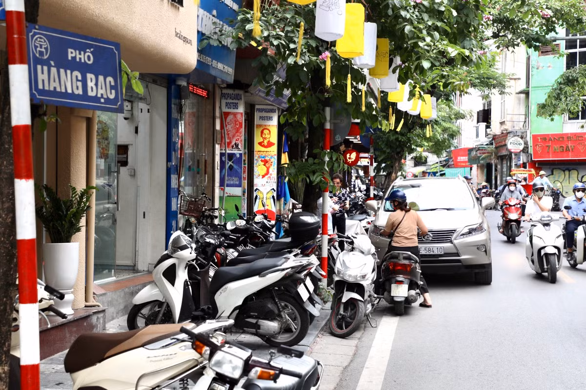Vỉa hè tại phố Hàng Bạc cũng xảy ra tình trạng tương tự.