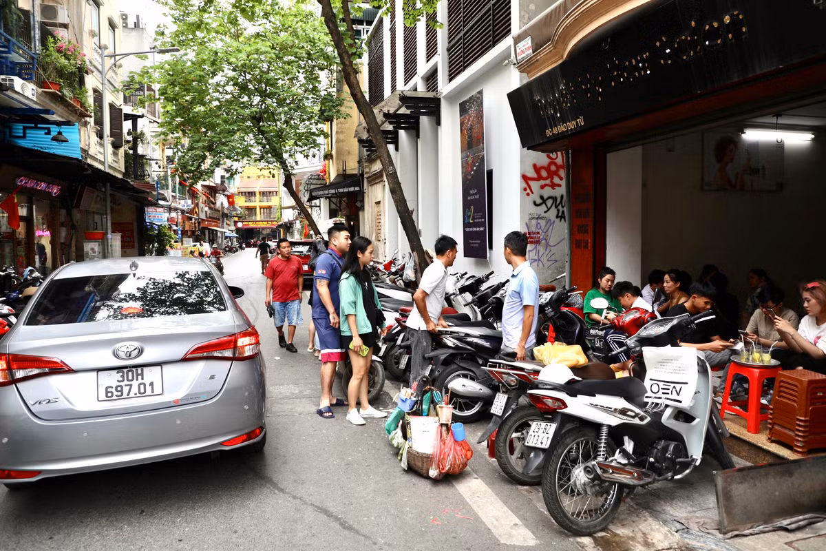 Tại phố Đào Duy Từ, vỉa hè bị bịt kín bởi xe máy.