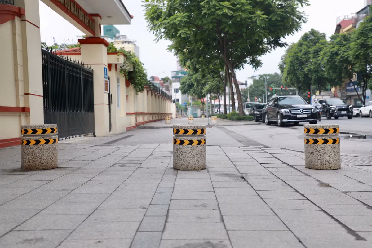 Đây được coi là cách làm khá mới, đã bảo vệ, giành lại vỉa hè cho người đi bộ. Tuy nhiên, cũng có nhiều quan điểm trái chiều xung quanh giải pháp này. Bạn Sơn Nguyen cho rằng: "Phương án không đem lại mỹ quan đô thị mà cũng không xử lý được triệt để. Những trụ đá này chỉ hạn chế được ô tô lên vỉa hè, còn xe máy vẫn lên bình thường".