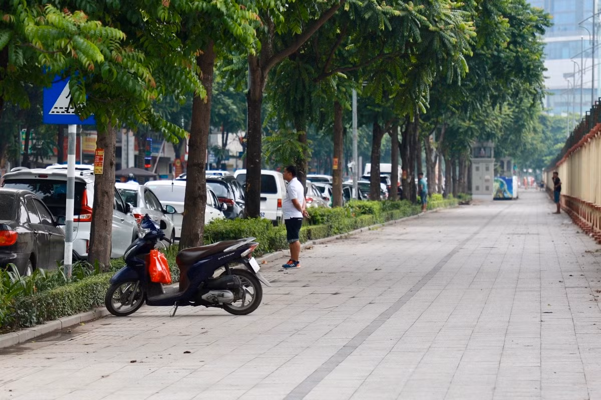 Bạn Mai Đức Hiệp đề xuất: "Dọc các tuyến vỉa hè hãy cho lắp camera an ninh, ai vi phạm thì phạt nguội. Không thì tổ chức lực lượng công an thường xuyên đi tuần tra. Ai đỗ xe lên vỉa hè thì lập biên bản luôn, làm thật nghiêm thì sẽ có hiệu quả".